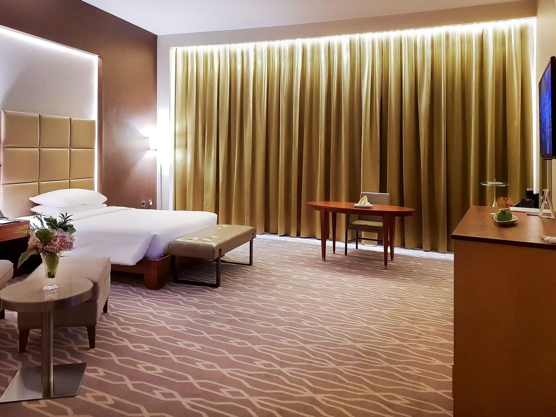 Millennium Hail Hotel Exteriér fotografie A room at the hotel