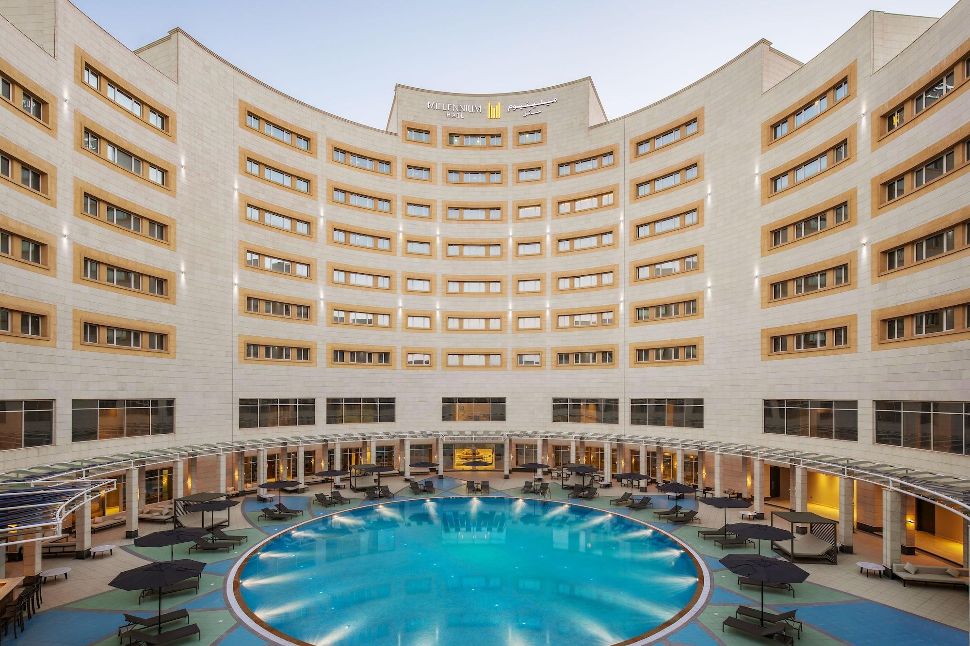 Millennium Hail Hotel Exteriér fotografie The pool at the hotel