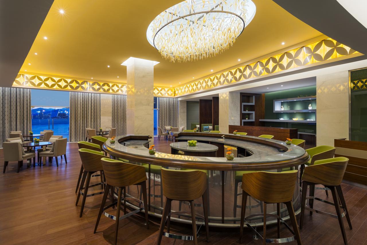 Millennium Hail Hotel Exteriér fotografie The bar at the lounge