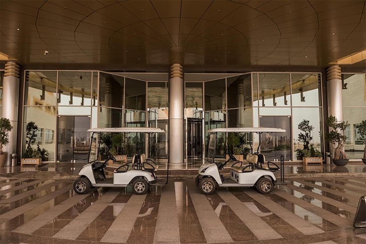 Millennium Hail Hotel Exteriér fotografie Golf carts at the entrance of the hotel