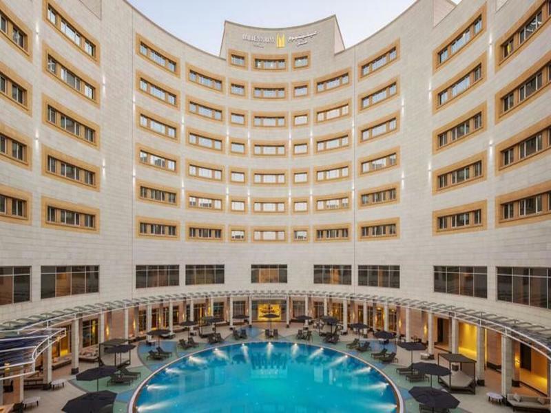 Millennium Hail Hotel Exteriér fotografie The pool at the hotel
