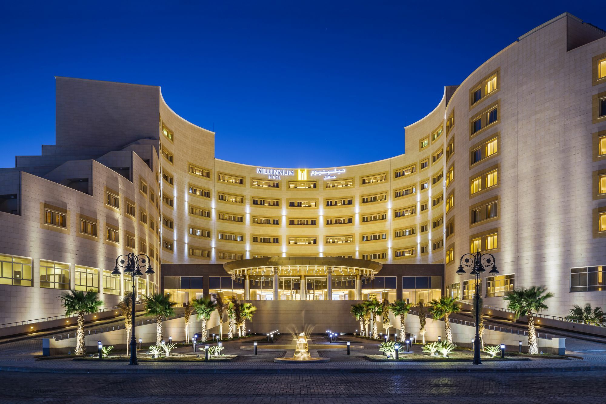 Millennium Hail Hotel Exteriér fotografie The hotel at night