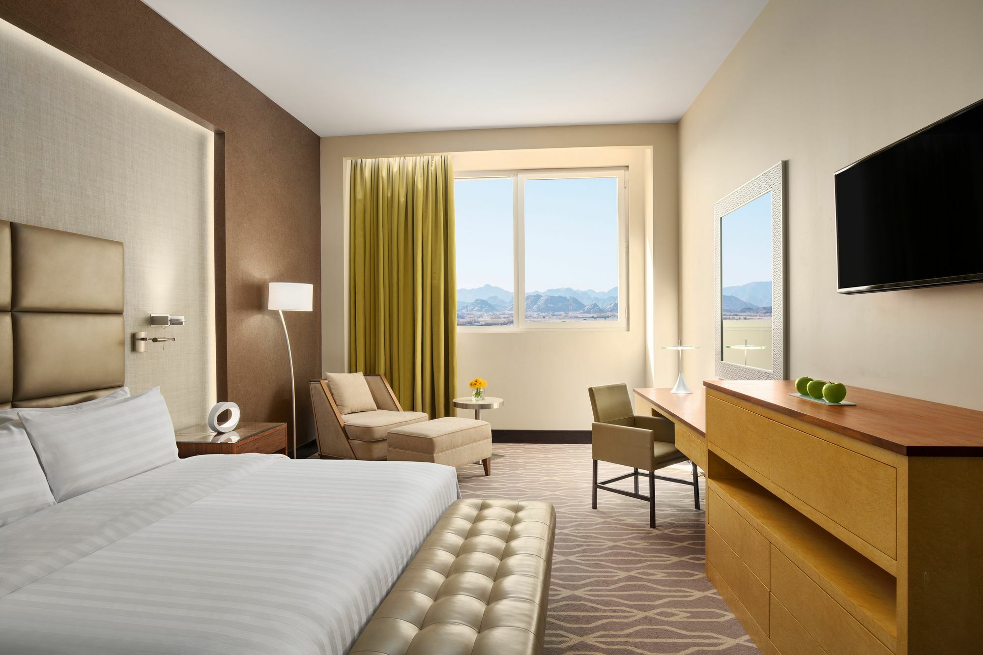 Millennium Hail Hotel Exteriér fotografie A guest room at the Hilton Garden Inn