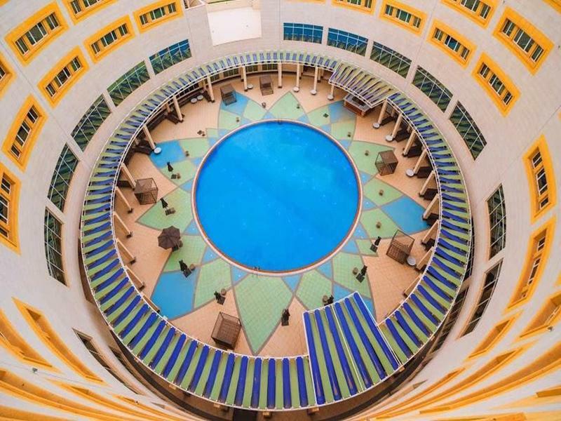 Millennium Hail Hotel Exteriér fotografie The atrium of the school